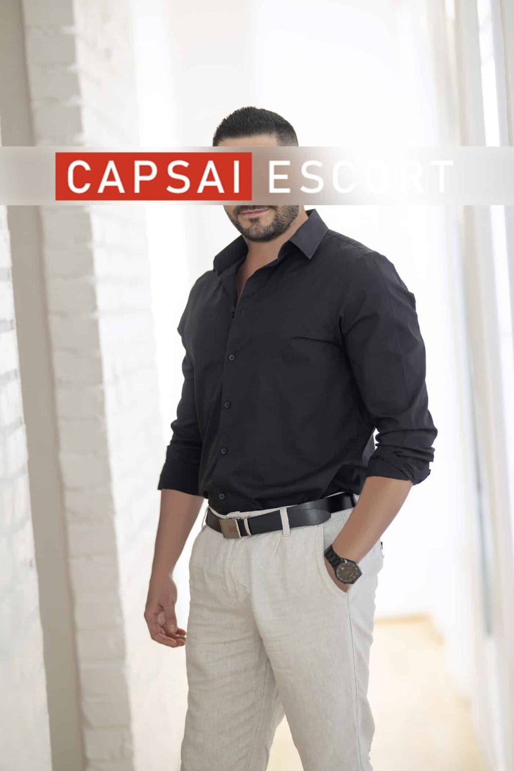 Carlos im schwarzen Hemd und heller Hose