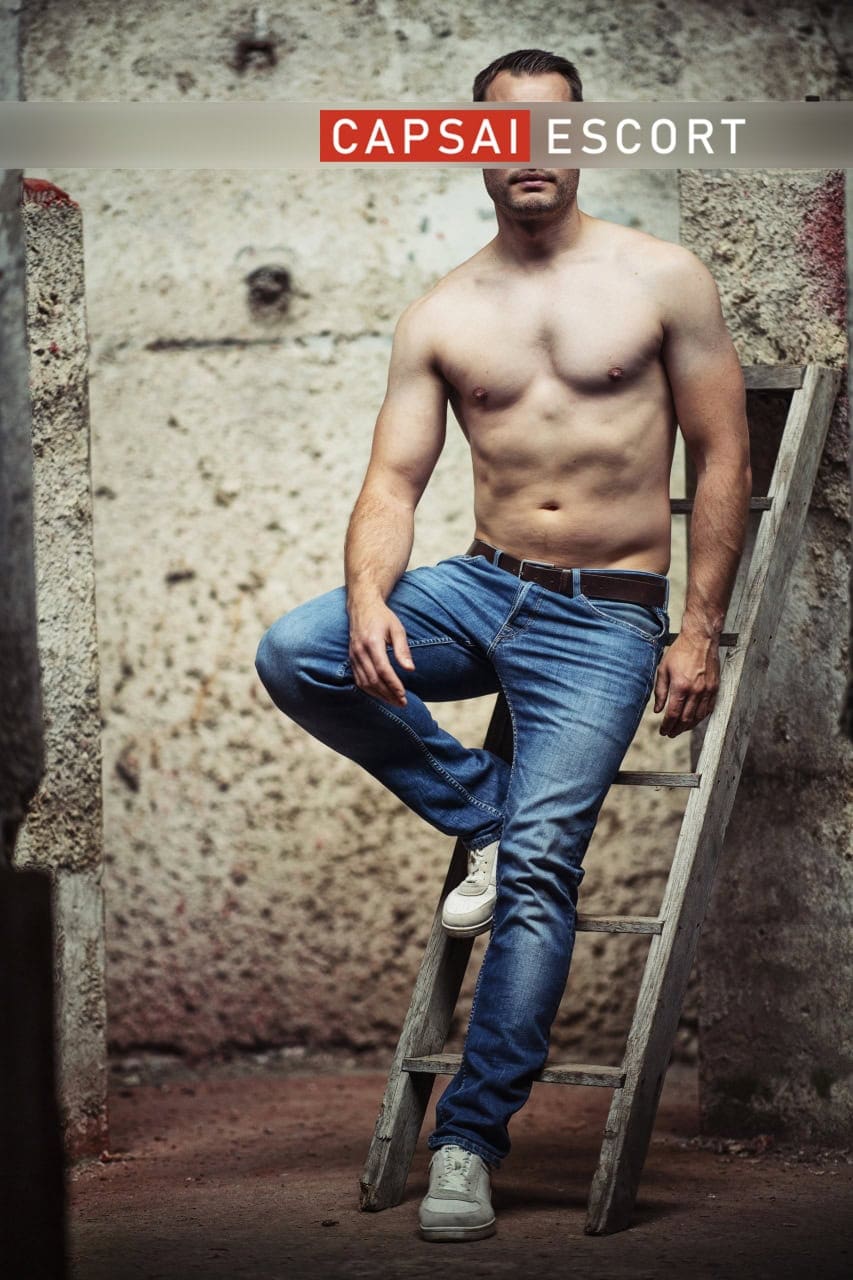 Noah ohne Hemd in Jeans neben einer Holzleiter